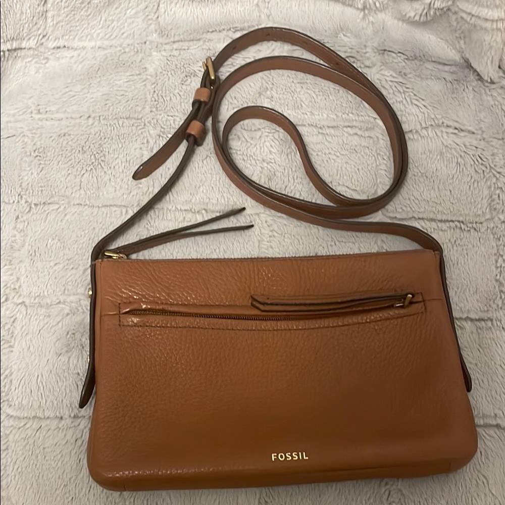 Fossil Brown leather Crossbody Bag with Adjustable Strap and Top Zipper.